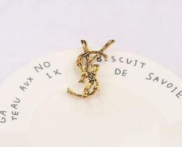 Mujeres de lujo Diseñador Marca Carta Broches 18K Chapado en oro Incrustación Cristal Rhinestone Joyería Broche Perla Pin Hombres Casarse Boda Pa4393061