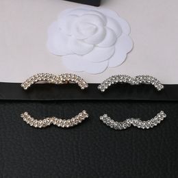 Luxe Femmes Designer Marque Lettre Broches Plaqué Or 18K Incrustation Cristal Strass Bijoux Broche Lettres Perle Pin Marry Cadeaux De Fête De Mariage Accessoires