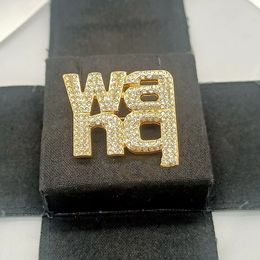 Femmes de luxe Designer Marque Lettre Broches Plaqué Or 18K Incrustation Cristal Strass Bijoux Broche Charme Perle Broche 20 Couleurs Marry Wedding Party Cadeau Accessoire