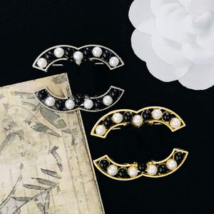 Luxury Women Designer Brand Letter Brooches Brooches Black and White Pearl Flower Inclay Crystal Rimestone Jewelry Brooch épingle Marier Party Mariage Gift Accessoire
