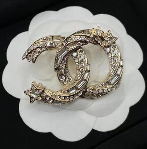 Femmes de luxe Designer Marque Lettre Broches Plaqué Or 18 Carats Incrustation Cristal Strass Bijoux Broche Hommes Se Marier Accessoires De Tissu De Fête De Mariage