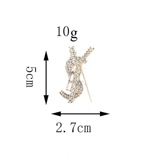 Mujeres de lujo Diseñador Marca Carta Broches 18K Chapado en oro Incrustaciones Cristal Rhinestone Joyería Broche Encanto Niñas Perla Pin Hombres Casarse Boda Fiesta Accesorios de tela