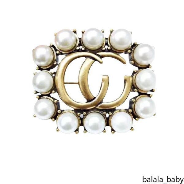 Luxe femmes Designer marque lettre broches cristal strass Simple bijoux pull broche perle broche accessoires de fête de mariage