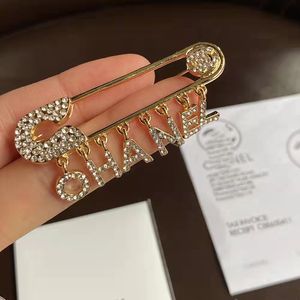 Luxe vrouwelijke ontwerper broche Brief Letter Broches 18K Gold vergulde inlay Crystal Rhinestone Jewelry Men Broche Charm Pearl Pins Broches Unisex Wedding Party