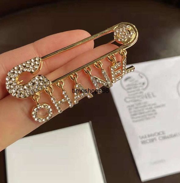 Femmes de luxe Designer Broche Marque Lettre Broches Plaqué Or 18 Carats Incrustation Cristal Strass Bijoux Hommes Broche Charme Perle Broches Broches Unisexe Fête De Mariage00