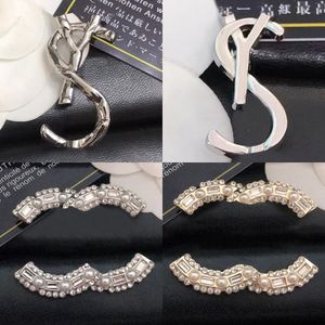 Luxe Femmes Designer Broche Broche Marque Lettre Broches Plaqué Or Argent Incrustation Cristal Perle Bijoux Charme Mariage Fête Cadeau Accessoires