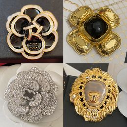 Luxe Femmes Designer Broche Broches Marque Lettre Broche Plaqué Or 18 carats Argent Cuivre Cristal Perle Pin Cadeau De Noël Fête Mariage Bijoux Amour Accessoire