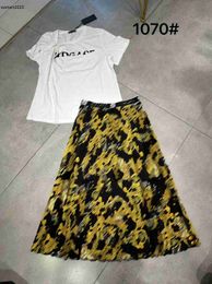 Luxury Women Designer Two Piece Suit Letter Printing T-shirt à manches courtes à manches de haute qualité broderie de fleur de haute qualité.