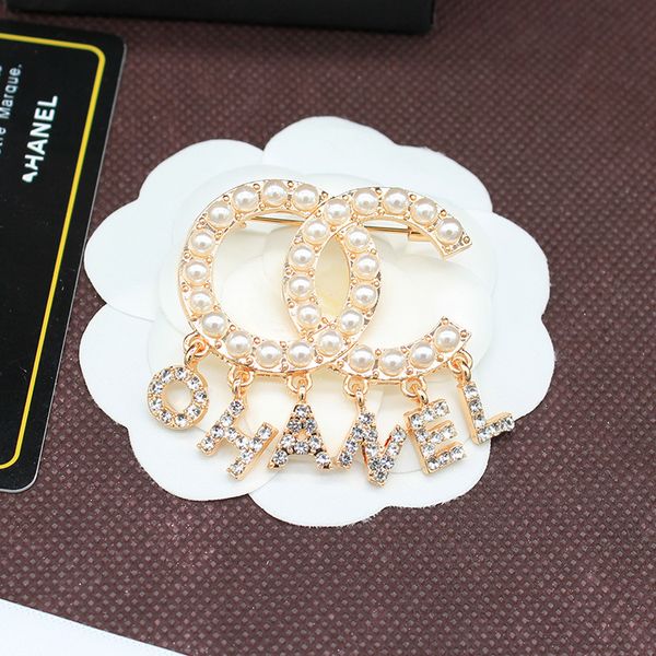 Luxe Femmes Diamant Lettre Broches Argent Plaqué Broche Incrustation Cristal Strass Designer Perle Broches Broches Hommes Partie Bijoux Accessoires