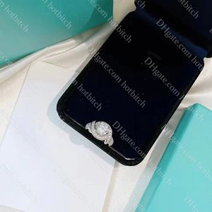 Luxe Vrouwen Diamanten Ring Hoge Kwaliteit Designer Bruiloft Sieraden Prachtige Verlovingsring Dame Valentijn Kerstcadeaus Groothandel