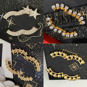 Luxe vrouwen goud vergulde koperontwerper broche parel pin kleding merk brief ontwerp diamantbroches hoogwaardige dames bruiloftspak pinnen sieraden accessoires