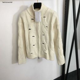 Veste de veste de luxe pour femmes pour femmes pull d'automne mode brodé logo zipper fille tricots manteau 22 décembre fw