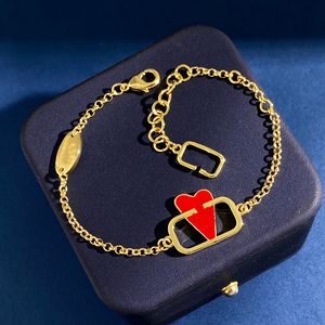 Joyería de lujo para mujer Pulsera de oro Exquisita gota de aceite Corazón rojo Cara lisa Diseño hueco Moda y diseñador minimalista Pulsera de dama hermosa de gama alta