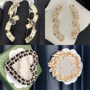 Luxe Vrouwen Mannen Broche Designer Broche Pins Merk Letter Broches 18k Verguld Zilver Kristal Parel Pak Pin Kerstcadeau Feest Trouwen Sieraden Liefde Accessorie