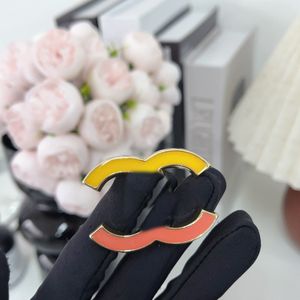 Mujeres de lujo Hombres Diseñador Marca Colorida Carta Broches 18K Chapado en oro Acero inoxidable Joyería de alta calidad Broche Pin Marry Christmas Party Love Gift Accessorie