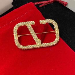 Mujeres de lujo Hombres Diseñador Marca Carta Broches 18K Chapado en oro Incrustaciones Cristal Rhinestone Joyería Broche Encanto Perla Pin Casarse Regalo de la fiesta de Navidad Accessorie12