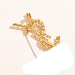 Mujeres de lujo Hombres Diseñador Marca Carta Broches Chapado en oro Sello de acero Joyería de alta calidad Broche Pin Marry Christmas PartyLetter logo Y Accesorio de regalo