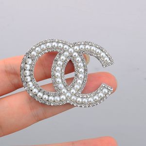 Luxe Femmes Hommes Designer Marque Lettre Broches Plaqué Or 18 Carats Incrustation Perle Cristal Strass Bijoux Broche Mariage Fête De Noël Cadeau Accessoire 2 Couleurs