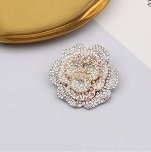 Luxe Femmes Hommes Designer Marque Lettre Broches Plaqué Or 18 Carats Fleurs D'amour Incrustées De Diamants Broche Charme Perle Pin Se Marier Fête De Noël Cadeau Accessoire 20style