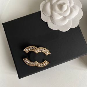 Luxe Vrouwen Mannen Designer Merk Brief Broches inlay Diamant Parel Vergulde Stalen Afdichting Hoge Kwaliteit Sieraden Broche Pin trouwen Kerstfeest Gift Accessorie