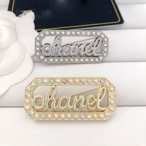 Luxe Dames Heren Designer Merk Letter Broches Verguld Koper Hoge kwaliteit Kristal Parel Sieraden Broche Pin Trouwen Kerstfeest Cadeau Accessoire Terug Stempel