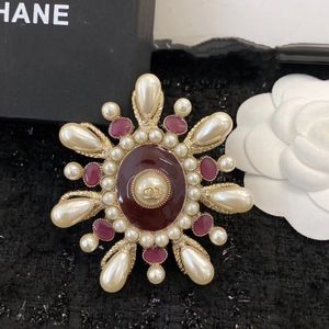 Mujeres de lujo Hombres Diseñador Marca Carta Broches 18K Chapado en oro Incrustación Cristal Rhinestone Joyería Broche Encanto Perla Pin Casarse Fiesta de Navidad Regalo Accesorio8