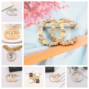 Luxe Femmes Hommes Designer Marque Lettre Broches Plaqué Or 18 Carats Incrustation Cristal Strass Bijoux Broche Charme Perle Pin Mariage Fête De Noël Amour Cadeau Accessoire