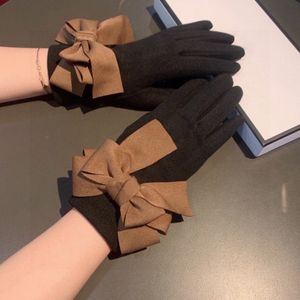 Gran mariposa StrapDrill Warm Mittens Lujo Mujeres Nuevos guantes de lana con forro de terciopelo Guantes de piel de oveja de alta calidad Caja de correa