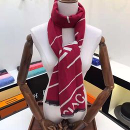 Mujeres de lujo Bufanda roja Tela de alta calidad Regalo Pashmina chal Otoño Invierno Estilo de moda Nuevos accesorios cálidos Diseñador de Navidad Marca Carta Bufandas de color sólido