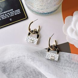 Boucles d'oreilles de sac de luxe pour femmes Boucles d'oreilles à breloques plaquées or 18 carats Noir Blanc Amour Boucles d'oreilles Bijoux de créateur Couple Accessoires de famille Coffret cadeau haut de gamme