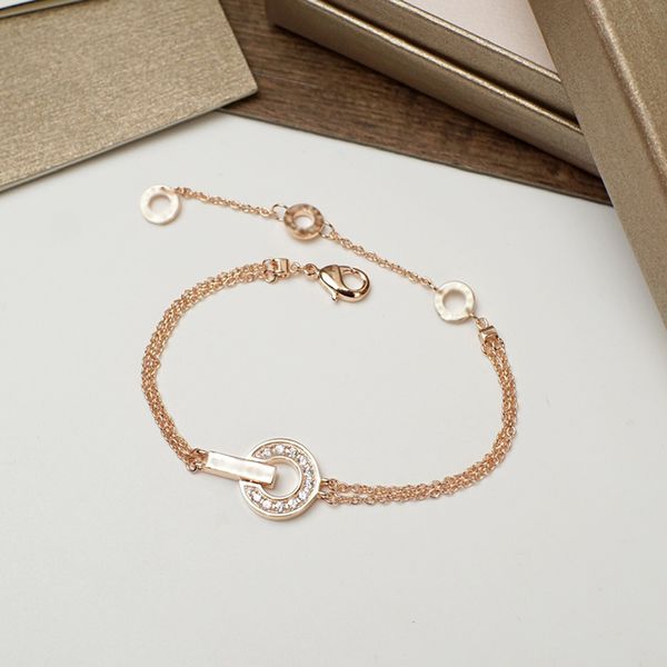 Joyería de lujo para mujer Pulsera de oro Serie romana Disco clásico Diseño de letras de diamantes Diseñador Moda y hermosa Pulsera de oro rosa con incrustaciones a mano pura