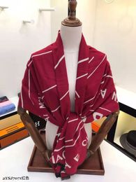 Bufanda roja de lujo para mujer, chal de pashmina de regalo de tela de alta calidad, moda de otoño/invierno, nuevos accesorios cálidos, bufandas de color sólido con letras de marca de diseñador navideño
