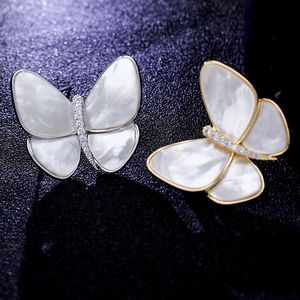 Brothes de papillon de style Femme de luxe Broches de coque naturelle Les femmes protégeant les épingles de sein d'intimité pour cadeau