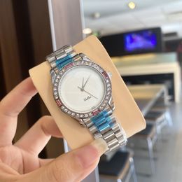 Les femmes de luxe regardent des diamants colorés Designer Diamond Gol Watch Watch en acier inoxydable 33 mm Montre à bracelet pour les dames girl