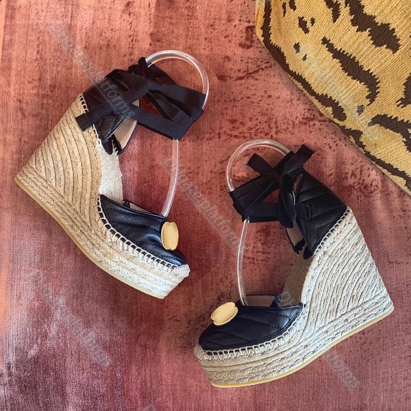 Femmes de luxe Wedge Sandal Designer 2023 Nouvelle Espadrille Chaussure Homme Pantoufle Ficelle légère tressée Croix Ruban Cravate Cuir Sandale à talons hauts avec sac à poussière