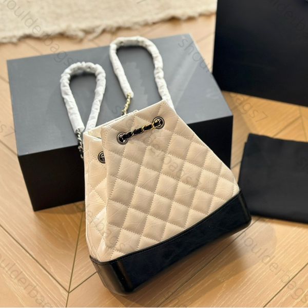 Bolso de lujo para mujer, mochila de diseñador de cuero, bolso cruzado para libros, mochila con cadena, mochila blanca y negra, bolso escolar de moda, hombro acolchado, bolsos de viaje