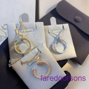 Collier Carter de luxe pour femmes boutique en ligne V plaqué or incrusté de clous en diamant complet collier de même style pour femme avec boîte d'origine