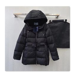 Luxe dames designer donsjack damesjas winter middellange riem driehoek logo capuchon zwart dons katoenen jasje mode veelzijdige warme casual fit parka's dames