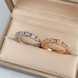 Anillo de diseñador para mujer de lujo Anillos de moda para mujer Anillo de diamante en forma de serpiente clásico de calidad superior Joyería de diseñador de lujo Annivers263f