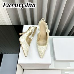 Luxury Womens High Talon Sandale Casual Lace Fashion Hight Quality Quality Broidered Muller Flat Shoes Designer en cuir en cuir Silk XY110