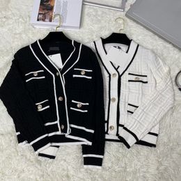 Mujeres de lujo Tejidos de punto Suéteres Chaquetas Abrigos de moda de manga larga Suéter de botón de metal Mujeres Cardigan Casual Otoño Invierno Laberinto Estampado de alfabeto Abrigos Tamaño S-L