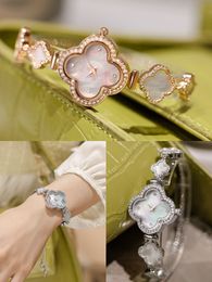 Luxury Womens Quartz Watches 28 mm Diamond Four Leaf Cover Designer Girls Full Indexless Steel imperméable CLSSIC Womenwatch pour le cadeau de fête