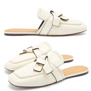 Zapatillas de lujo para mujer Diseñador de moda Puerta Mula plana en piel de becerro Color leche Pajarita clásica Zapatos de mujer Sandalias antideslizantes de interior para mujer