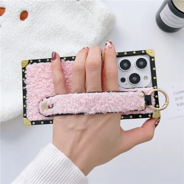 Luxe Bracelet Carré Placage Fourrure Vogue Téléphone Cas pour iPhone 14 13 12 11 Pro Max Samsung Galaxy S23 Ultra S22 S21 S20 Durable Mode Femmes En Peluche Support Couverture Arrière