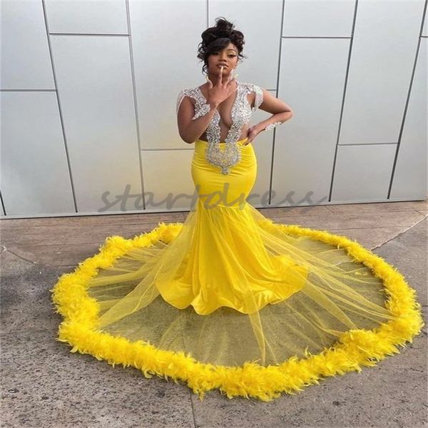 Vestido de fiesta amarillo de lujo con plumas para mujeres negras Elegante vestido de noche de sirena de cristal de diamante Vestidos de fiesta de cumpleaños formales sudafricanos Robe De Soiree 2024