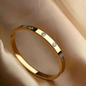 Bijoux de luxe de créateurs de mode version coréenne de l'or rose 18 carats ne se décolore pas dans le tempérament bracelet en acier titane dames simple cadeau de bijoux polyvalent