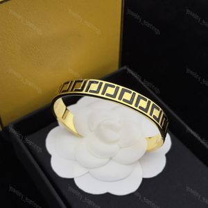 Luxurys Bangle Designers Bracelet pour Femmes Hommes Charm Bracelet Tendance Mode Clouté avec Diamants Amour Bracelets Boutique Cadeau Bijoux avec Boîte 2023