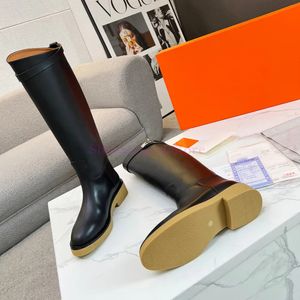 Luxurys Brand Tall Boot Femmes Dames Boucle en cuir de veau Bottes hautes lisses Slip-On Metal Lock Designers Knight Chunky Talon mi-hauts Appartements Semelle en caoutchouc à bout rond