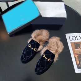 Marcas de lujo Zapatillas de piel de diseñador Fluffy Furry Lazy Mocasines Zapatos para hombres Mujeres Flat Winter Warm Room Outdoor Slides Sandalias Classic Black Tamaño 35-46 02