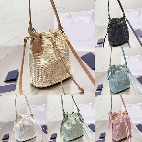 Luxurys Designer Bucket Bolsas de paja Bolsa de marca Totes 2023 Bolso de cuerpo cruzado Moda Hombro Bolsa de alta calidad Mujeres Carta Monedero Teléfono Monedero Cuerda Bolsas de playa lisas